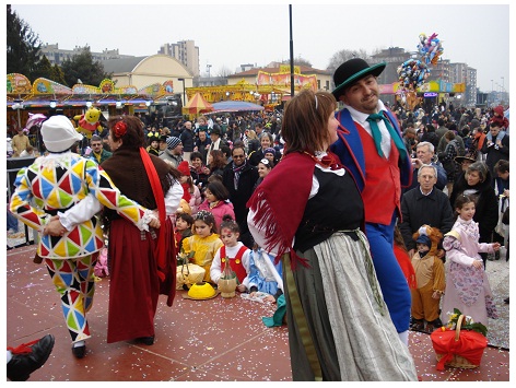 Spettacolo di Carnevale sul palco (Arlecchino Bergamasco)