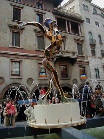 La statua di Arlecchino nella sua collocazione originaria vicino a Piazza Pontida