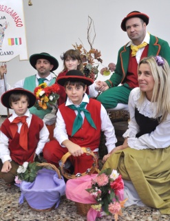 Compagnia folclorica ARLECCHINO BERGAMSCO - Gruppo con bambini