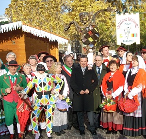 Cerimona della posa della statua di Arlecchino con il duca Bruno Agazzi e il sindaco Tentorio.