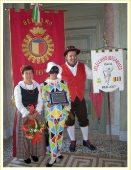 Rappresentanti del gruppo con Arlecchino premiati al comune di Bergamo