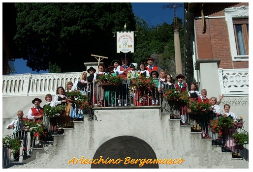 Gruppo Arlecchino Bergamasco su scalinata