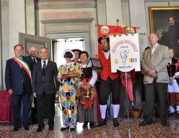 Arlecchino Bergamasco riceve un targa dall'amministrazione comunale di Bergamo.