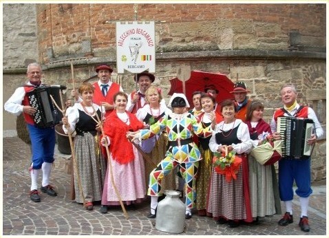 Posa durante una sfilata con oggetti e spettacolo all'aperto