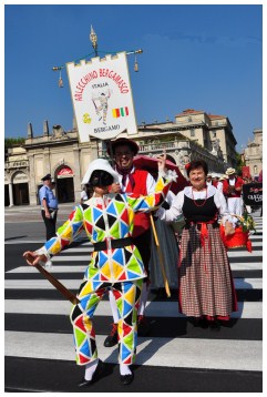 Sfilata sul sentierone di Bergamo al festival internazionale del folklore di Bergamo (Arlecchino Bergamasco)