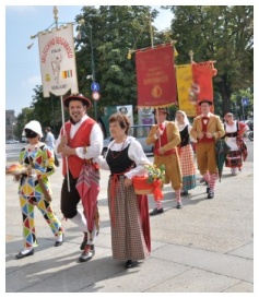 Sfilata sul sentierone di Bergamo al festival internazionale del folklore di Bergamo (Arlecchino Bergamasco)